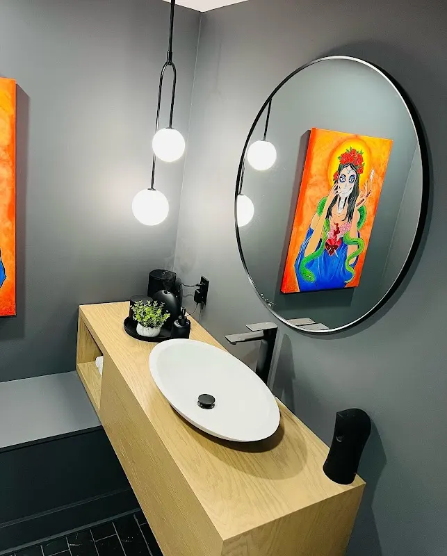 Cancun Barber Shop — Barber shop in Hamilton